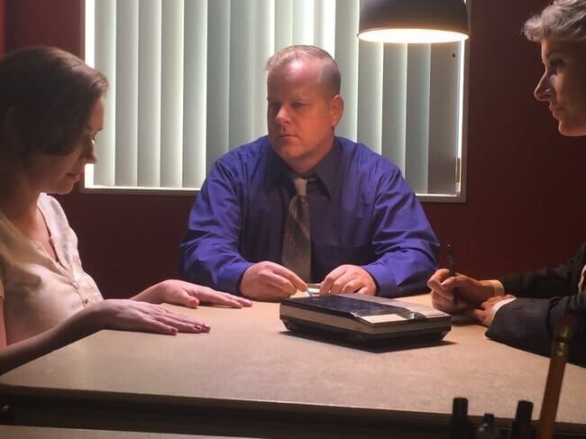 Sharon being investigated by the detectives. – Bild: Discovery Communications