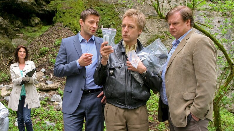 Tod beim Geocaching: Die Rosenheimer Ermittler Hansen (Igor Jeftic, 2.v.l.), Hartl (Michael A. Grimm, r.), Mohr (Max Müller, 2.v.r.) und Dr. Eckstein (Petra Einhoff, l.) haben es mit einem raffinierten Fall zu tun. – Bild: ZDF und Christian A. Rieger – klick