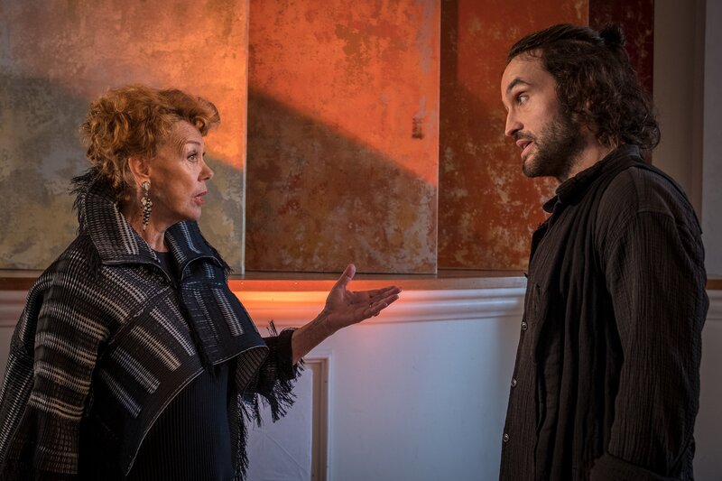 Jury-Vorsitzende Sofia Südwein (Gaby Dohm) gibt Leon Bär (Kerem Can) eine letzte Chance, sein Abendkleid zu präsentieren. – Bild: ZDF/​Boris Laewen