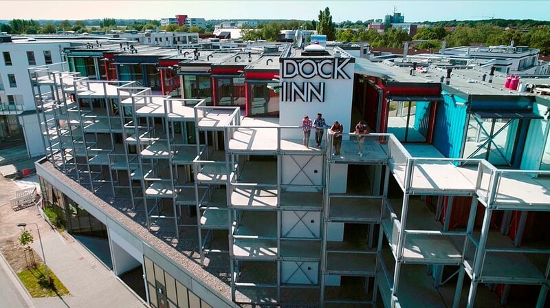 Dock Inn in Warnemünde – 67 ausrangierte Überseecontainer stapel sich zu einer stylischen Herberge. – Bild: HR