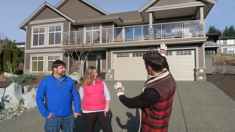 David Bromstad catched in the middle of an explanation and …gesticulating. One possible house – Bild: Scripps Networks, LLC