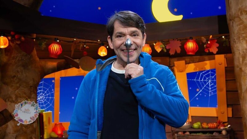 Juri zeigt ein lustiges Spiel zur Entscheidungshilfe. Dafür balanciert man so lange wie möglich einen Teelöffel auf der Nasenspitze. – Bild: KiKA