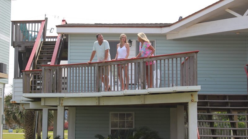 Splash to the Future features multiple decks for optimal beach views, which real estate agent Lisa Gregory (R) shows off to contributors Jason Clark (L) and Jennifer Clark (C) as seen on HGTV’s Beachfront Bargain Hunt. – Bild: Discovery, Inc. /​ Jay Gao