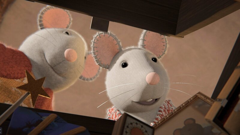 Julia (rechts) und Sam (links) schauen in die Kiste mit Erinnerungen, die Julia und ihre Mutter von ihrer Heimatinsel mitgebracht haben. Julia möchte ein Patchwork-Viereck basteln und sucht dafür Material. – Bild: ZDF/​Cielo Films/​Caribara Production/​SuperswissRed/​M.A.R.K.13/​ZDF Studios GmbH