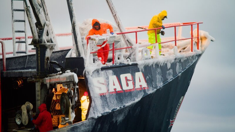 A table full of opies on the Cornelia Marie. – Bild: Discovery Channel /​ Discovery Communications, LLC