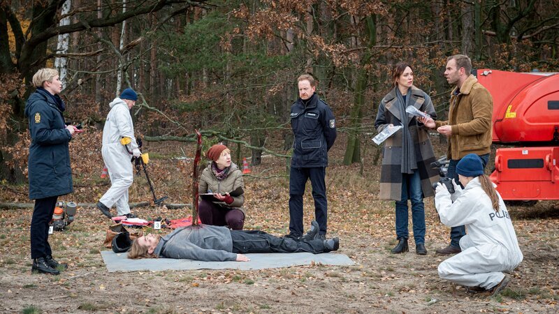 Der neue Fall führt Karoline Joost (Nike Fuhrmann, 2.v.r.), Lars Pöhlmann (Dominic Boeer, r.), Timmermann (Mathias Junge, 3.v.r.), Stine (Sidsel Hindhede, l.) und Rechtsmedizinerin Helene Sturbeck (Katharina Blaschke, 3.v.l.) in das Umfeld einer Segelflugschule. Fluglehrer David Husby (Alexander Kravchik, 2.v.l.) ist vom Himmel geschossen worden. Doch dann hat jemand einen anonymen Notruf gesendet. Hat etwa der Täter den Vorfall gemeldet? Wer hat auf den Fluglehrer geschossen? – Bild: ZDF /​ Meyerbroeker