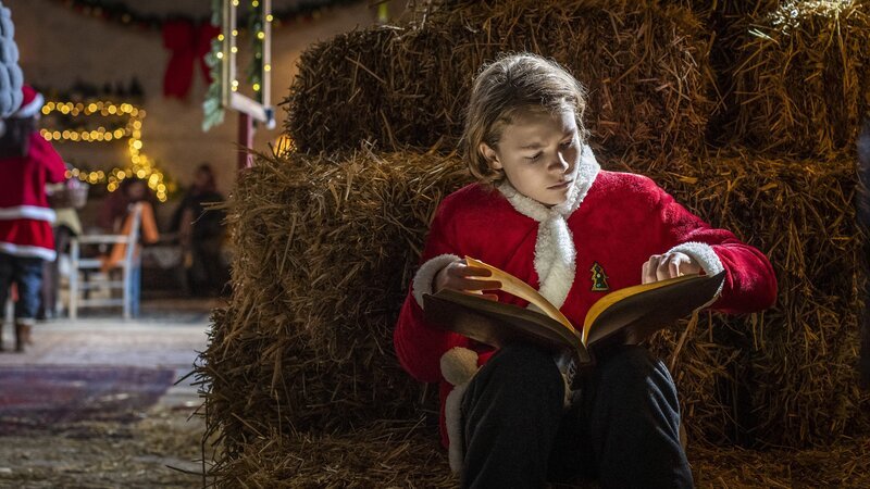 Luca (Sander Løkke Borg) versucht, das Buch des Wächters zu entschlüsseln. – Bild: BR/​TV 2 Denmark, Cosmo Film/​Sille Sterll