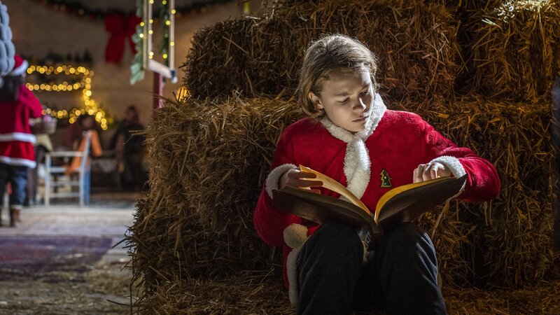 Luca (Sander Løkke Borg) versucht, das Buch des Wächters zu entschlüsseln. – Bild: BR/​TV 2 Denmark, Cosmo Film/​Sille Sterll