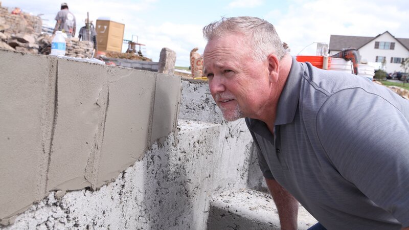 Kyle Peek owner of Peek Pools and Spas check that the edge of the spa is level as seen on Pool Kings. (action) – Bild: Scripps /​ Focus – /​ DIY Network/​Scripps Networks, LLC. All Rights Reserved