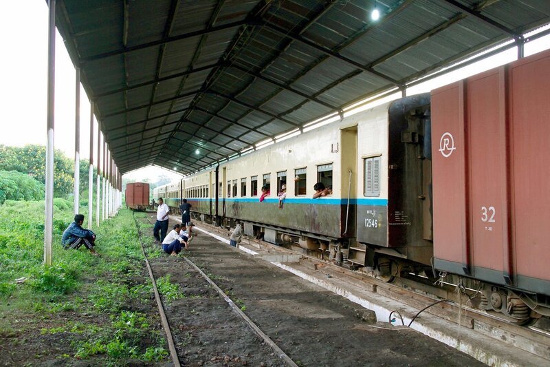 Reparatur vor Ort: Die alten Züge im Norden von Myanmar sind anfällig für Pannen. – Bild: MedienKontor/​Martin Schacht