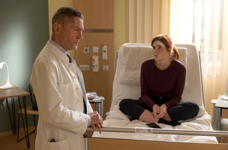 Dr. Kaminski will von Alice Meininger wissen, warum sie ihn seit Tagen beobachtet. – Bild: MDR/​Rudolf Wernicke