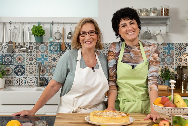 Im Kuchen, als Aufstrich oder Soufflé – Käse ist ein Alleskönner und damit auch der Star dieser Folge der Meisterküche! Moderatorin Yvonne Willicks präsentiert viele leckere Käse-Rezepte – von süß bis salzig. Los geht’s mit Konditormeisterin Theresa Knipschild und einer süßen Kindheitserinnerung: Gemeinsam backen Yvonne und Theresa einen Käsekuchen mit Pfirsich und Marzipanstreuseln – ein Highlight für das Kaffeekränzchen. – Bild: WDR/​2bild GmbH/​Wiebke Schnabel