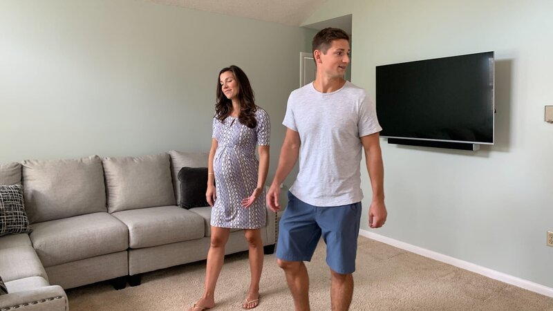 Contributors Stephanie Scibal (L) and Stephen Scibal (R) love the big, cozy living room in Seaclusion as seen on HGTV’s Beachfront Bargain Hunt. – Bild: Discovery, Inc.