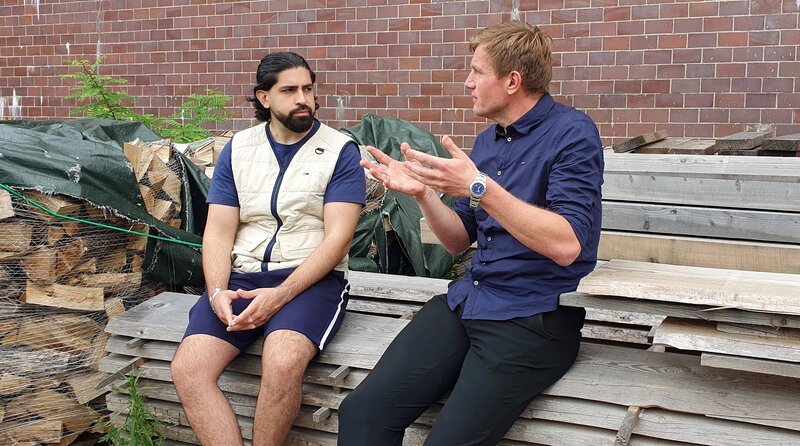 Der Past Forward-Reporter Yousuf Mirzad ist selbst in einem Problemviertel aufgewachsen. Er fragt sich bei seiner Recherche, wie solche sozialen Brennpunkte eigentlich entstanden sind und was können wir tun, damit das anders wird? – „Past-Forward“-Reporter Yousuf spricht mit dem Soziologen Marcel Helbig. – Bild: rbb/​Radio Bremen