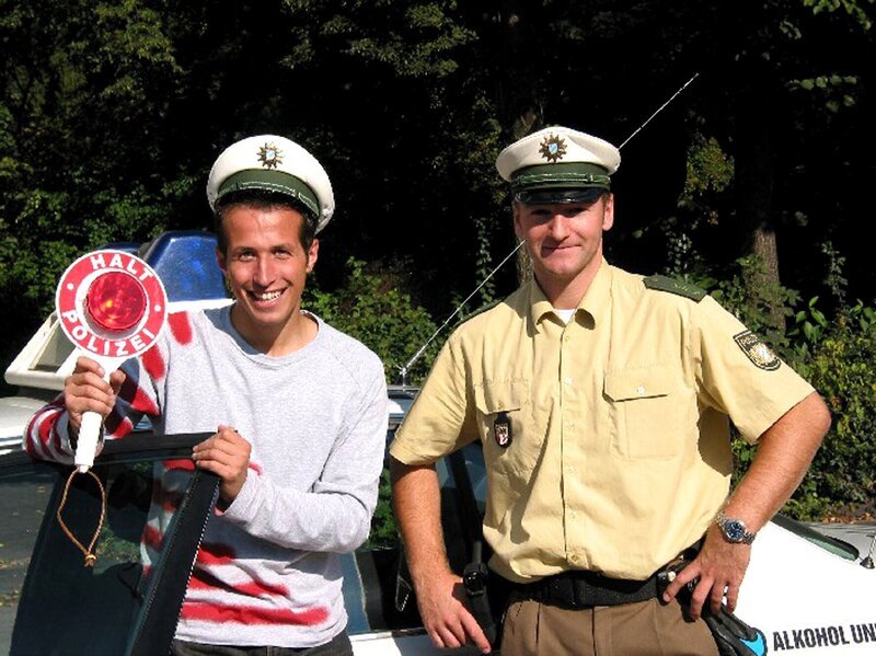 Willi lernt den Berufsalltag eines Polizisten kennen. – Bild: BR/​megaherz gmbh