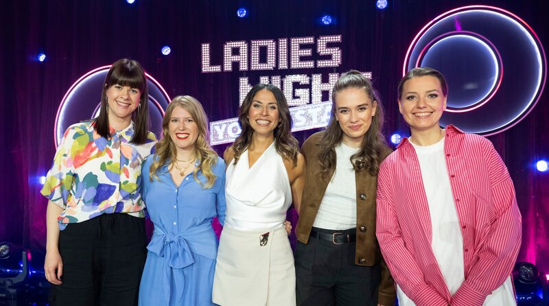 Moderatorin Negah Amiri (mi.) mit ihren Gästen v.l.n.r.: Lena Loster, Teresa Jung, Josepha Walter, Iryna Prykhodzka – Bild: WDR/​Melanie Grande