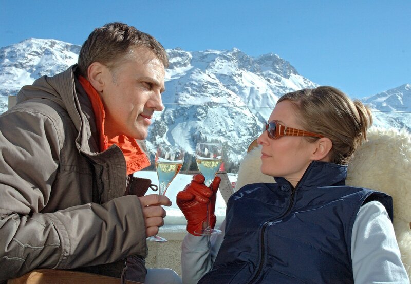 Liebesromanautorin Juliane (Lisa Martinek) ist mit dem Regisseur Büffel (Christoph Waltz) in die Schweiz gereist. – Bild: ARD Degeto/Duri Mayer Liebesromanautorin Juliane (Lisa Martinek) ist mit dem Regisseur Büffel (Christoph Waltz) in die Schweiz gereist. – Bild: ARD Degeto/Duri Mayer