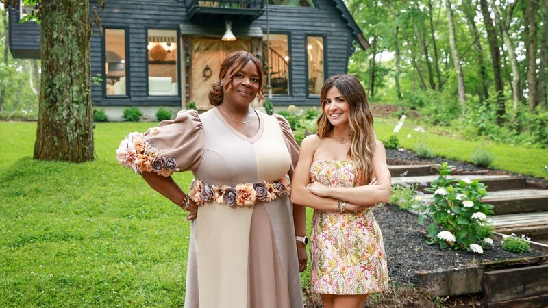 Retta and Alison Victoria at Hansel and Gretel’s Frightening Fixer-Upper, as seen on Scariest House in America, Season 1. – Bild: Warner Bros. Discovery, Inc. or its subsidiaries and affiliates