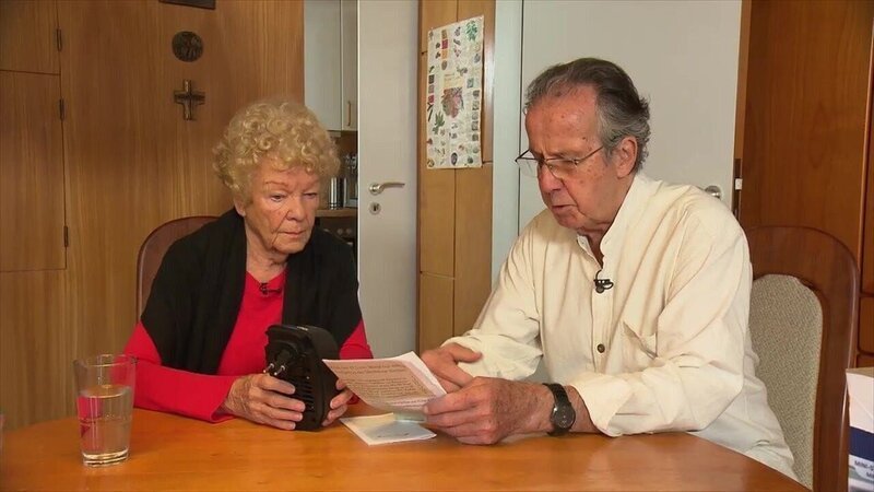 Ingrid & Otto. – Bild: RTL /​ Hubert und Matthias testen ein Handylautsprecher.