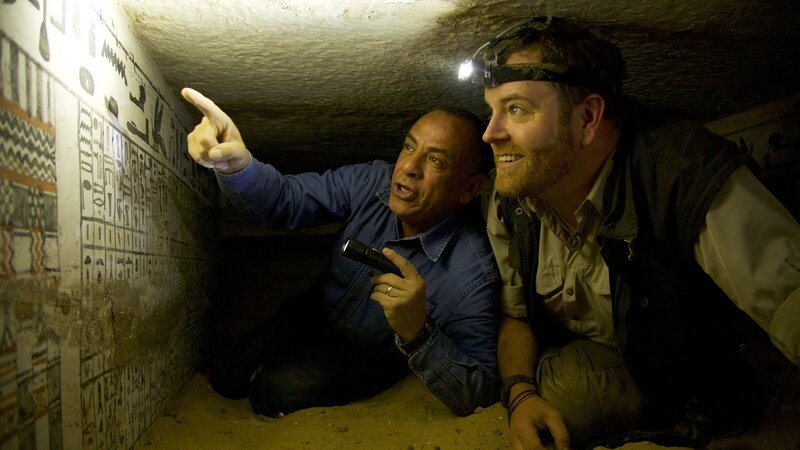 L-R: Mostafa Waziri und Josh Gates. – Bild: Warner Bros. Discovery