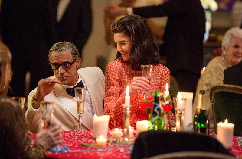 Aristotle Onassis (Alexander Siddig) und Jacqueline Kennedy (Katie Holmes) – Bild: WDR/​Palatin Media Film-& Fernseh/​Ken Woroner