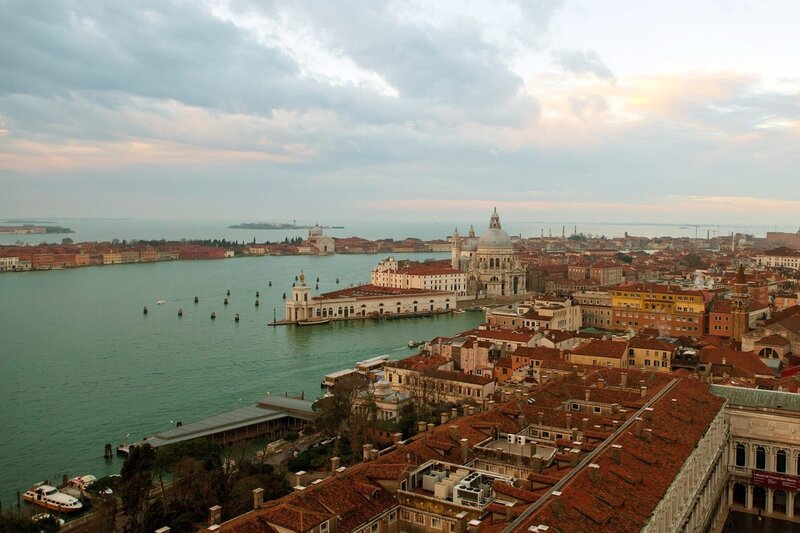 Von dem berühmten Campanile auf dem Markusplatz hat man einen einmaligen Blick auf den Zusammenfluss von Canale Giudecca und Canale Grande. – Bild: PLURIMEDIA (Medienkontor /​ Lutz Neumann)