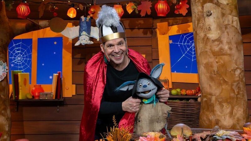 Fidi und Juri feiern Sankt Martin und spielen die Geschichte um Sankt Martin nach. Dazu haben sich beide verkleidet. – Bild: KiKA