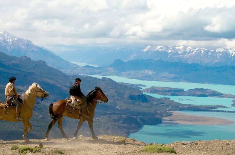 Das Bild zeigt zwei Gauchos, die auf die gewaltigen Weiten Patagoniens schauen. Sie sind auf der Suche nach Wildpferden, um sie zusammenzutreiben und zähmen. Patagonien ist eine der am schwersten zugänglichen Gegenden auf diesem Planeten und das Reisen auf dem Pferd ist immer noch essenziell für die Fortbewegung in dieser rauen Landschaft. – Bild: phoenix/​ZDF/​BBC