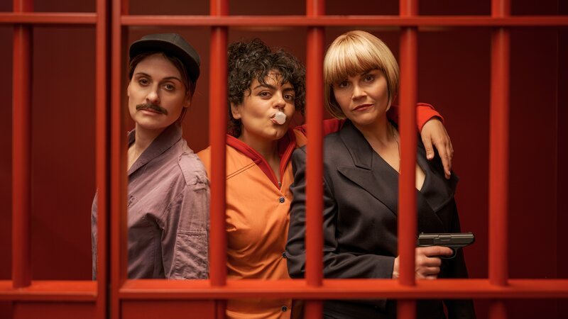 So cool, wie Lesley (Julia Becker, l.), Olivia (Sara Fazilat, M.) und Kim Hansen (Katharina Wackernagel, r.) sich den Einbruch in den Tresorraum einer Bank vorgestellt haben, lief es leider nicht. Sie wurden erwischt. – Bild: ZDF und Gordon Timpen So cool, wie Lesley (Julia Becker, l.), Olivia (Sara Fazilat, M.) und Kim Hansen (Katharina Wackernagel, r.) sich den Einbruch in den Tresorraum einer Bank vorgestellt haben, lief es leider nicht. Sie wurden erwischt. – Bild: ZDF und Gordon Timpen