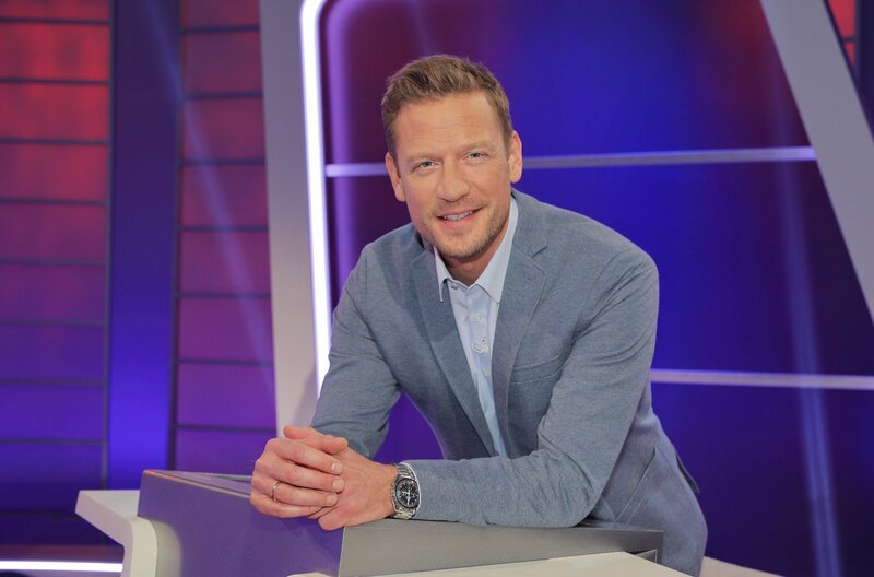 Moderator Florian Weber stellt in seinem SWR Wissensquiz „Meister des Alltags“ die Alltagstauglichkeit seiner prominenten Kandidaten auf die Probe. – Bild: SWR/​Peter A. Schmidt