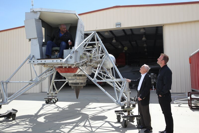 Leland Melvin im Lunar Lander Research Vehicle im Armstrong Flight Research Center der NASA im Gespräch mit Gene Matranga und Chad Jenkins. – Bild: Discovery Communications, LLC