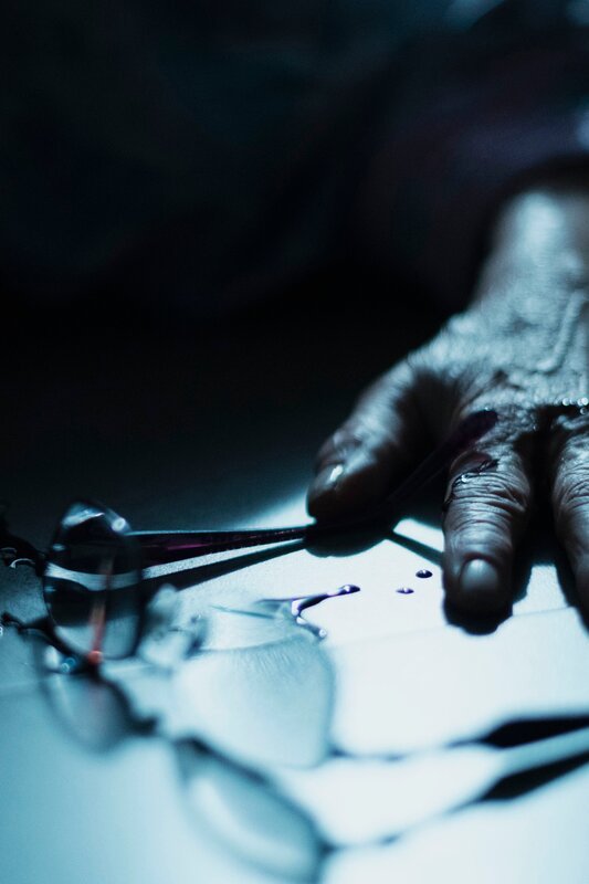 Close up of Alene’s hand and glasses lying on the ground with blood spatters. – Bild: SBS Discovery Media