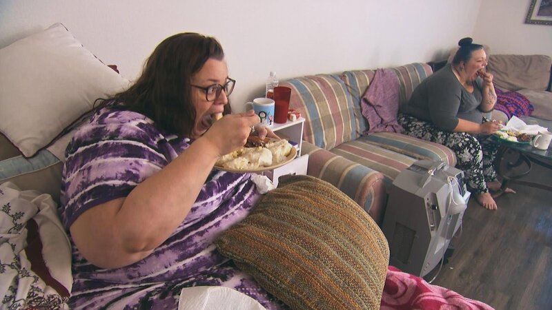 Jennifer and Marissa eating. – Bild: TLC