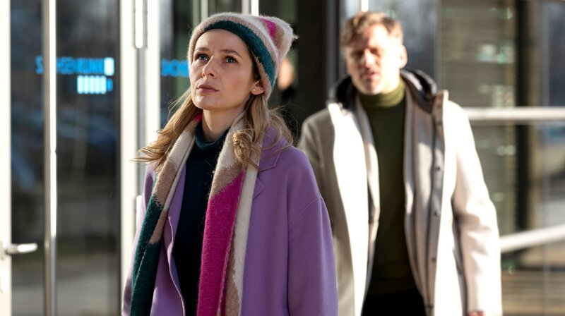 Amelia Espinola (Julia Gruber) führt mit Jörg Mertens (Jens Atzorn) eine offene Beziehung. Doch sie gerät zunehmend an ihre Grenzen. – Bild: MDR/​Rudolf Wernicke