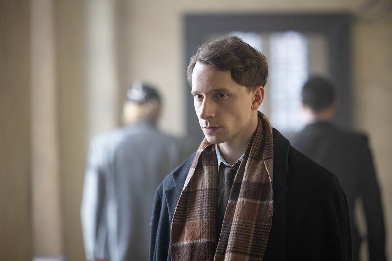 Ein gegenseitiges Erkennen auf den Fluren des Nürnberger Justizpalasts. Ernst Michel (Jonathan Berlin) und Seweryna Smzaglewska (Katharina Stark) erkennen, dass sie dasselbe Grauen überlebt haben. – Bild: ORF/​NDR/​Zeitsprung Pictures/​Márton Kállai