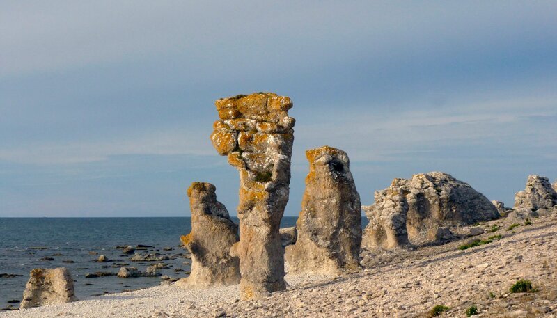 „Raukare“ heißen die bizarren Kalksteinfiguren auf Gotland und der Nachbarinsel Fårö – von Wind und Wetter geformt. – Bild: SPWI