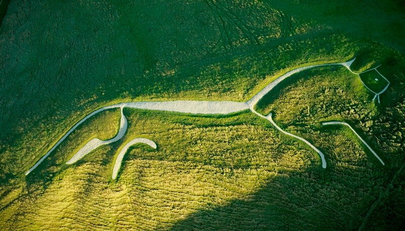 Luftaufnahme von grüner Landschaft – Bild: phoenix/​ZDF/​Arte/​Storyhouse Productions/​Johannes Straub