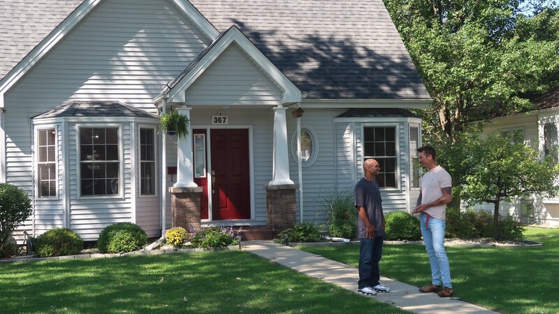 H2 David Bromstad with winner in front of house – Bild: 2018, Scripps Networks, LLC. All Rights Reserved.