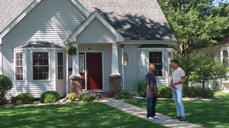 H2 David Bromstad with winner in front of house – Bild: 2018, Scripps Networks, LLC. All Rights Reserved.