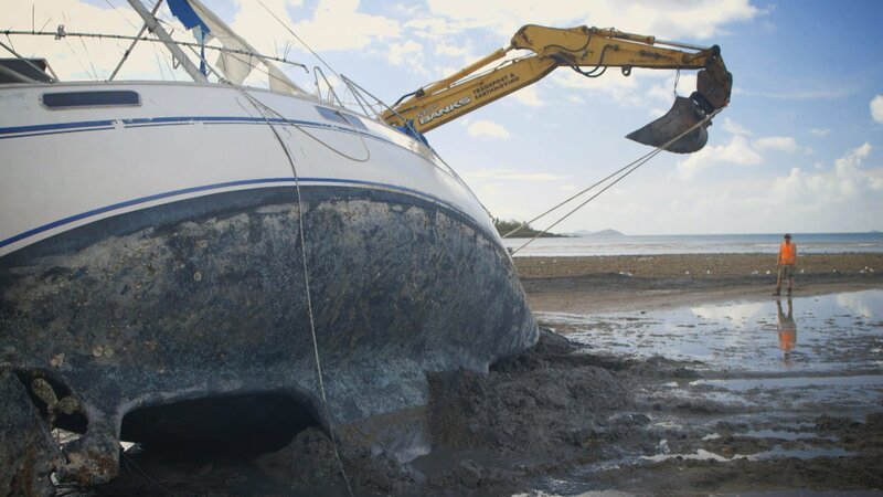 The full professionals want to use the vehicle to hook up a sailing yacht that was washed ashore by Hurricane Debbie. – Bild: DMAX