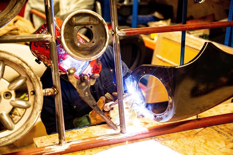 Richard Hammond welding his secret balcony project at his home workshop – Bild: Discovery+ /​ Chimp Productions /​ Discovery, Inc. All Rights Reserved.