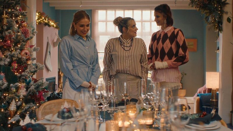 Freuen sich auf einen gemeinsamen Weihnachtsabend mit der Familie: die Schwestern Mina (Julie Van den Steen, l.), Babs (Ruth Beeckmans, M.) und Daffy (Lize Feryn, r.) – Bild: ZDF und Patrick Tilkens
