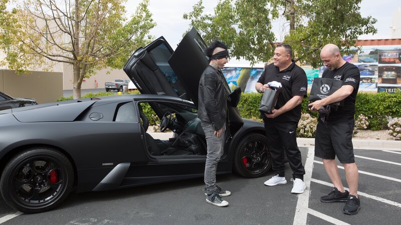 DJ stops by the shop to tell Wayde and Brett he wants another tank. – Bild: Animal Planet /​ Discovery Communications