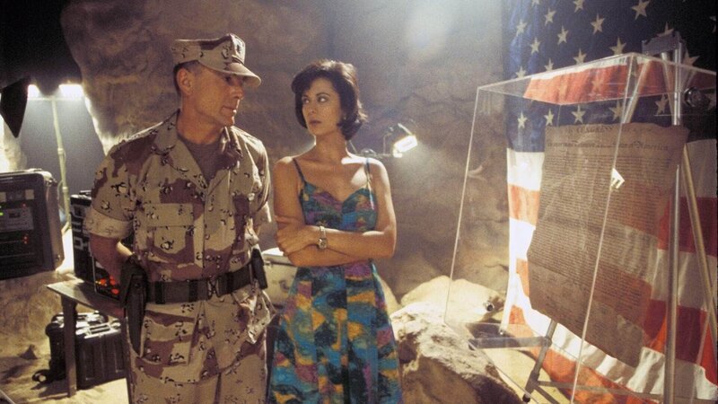 Colonel Matthew O’Hara (Carmen Argenziano), Sarah MacKenzie (Catherine Bell) – Bild: RTL /​ 2018 CBS Studios Inc.