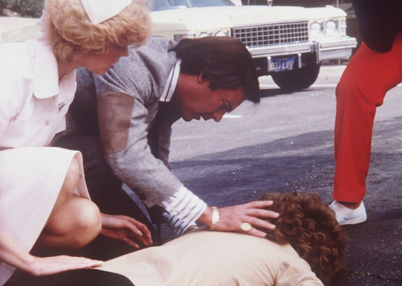 Eine Krankenschwester (Nan Martin, l.) und Jonathan (Robert Wagner, M.) kümmern sich um die am Boden liegende Jennifer (Stefanie Powers, r.). – Bild: ProSieben Media AG