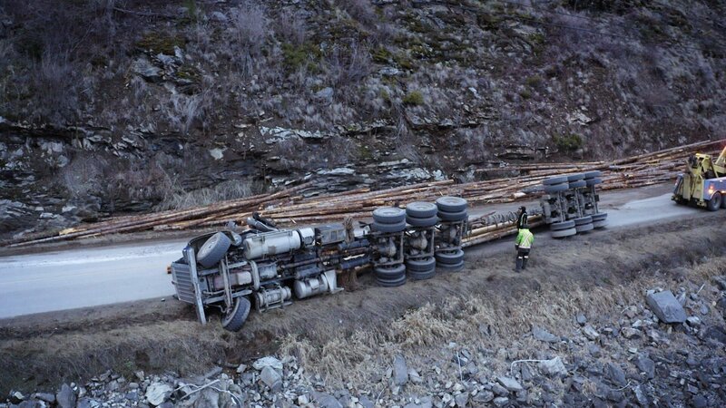 Ein umgestürzter Lastwagen mit Baumstämmen. – Bild: Warner Bros. Discovery