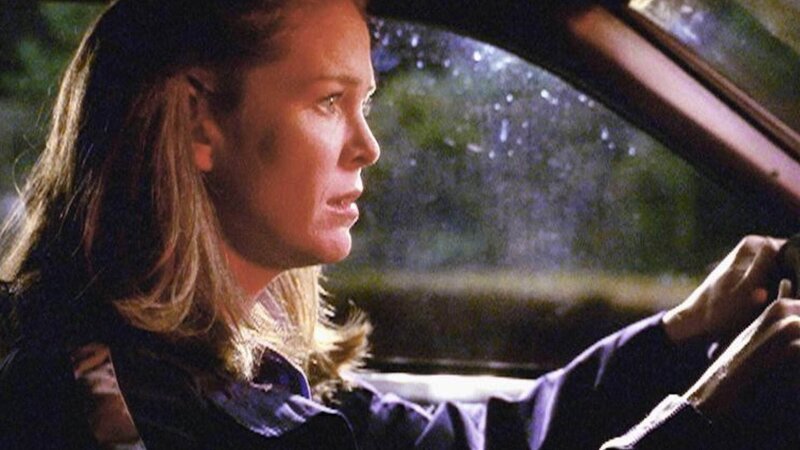 Mitten im Nirgendwo zwingt ein Motorschaden Jenny Sullivan (Colleen Clinton) zum Stopp. Wird sie Hilfe bekommen? – Bild: MG RTL D