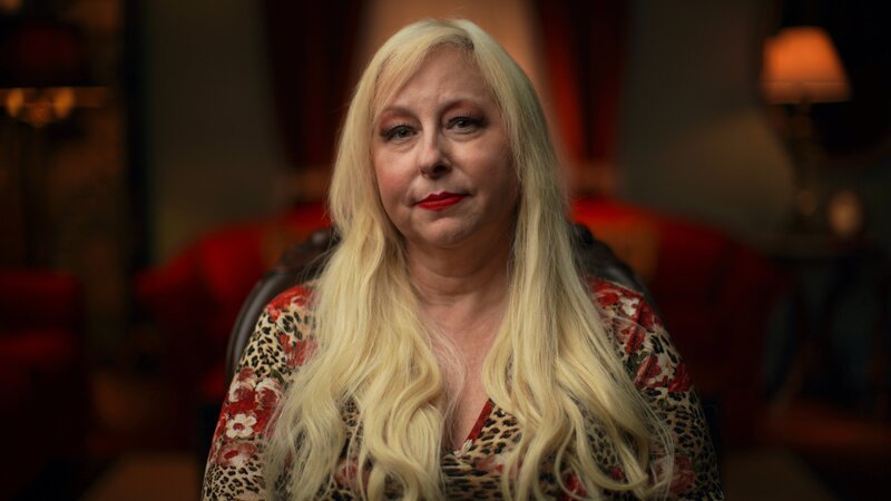 Die befragte Person, Rochelle Herman, sitzt auf einem Stuhl und schaut in die Kamera. Mittelaufnahme. – Bild: Discovery, Inc.