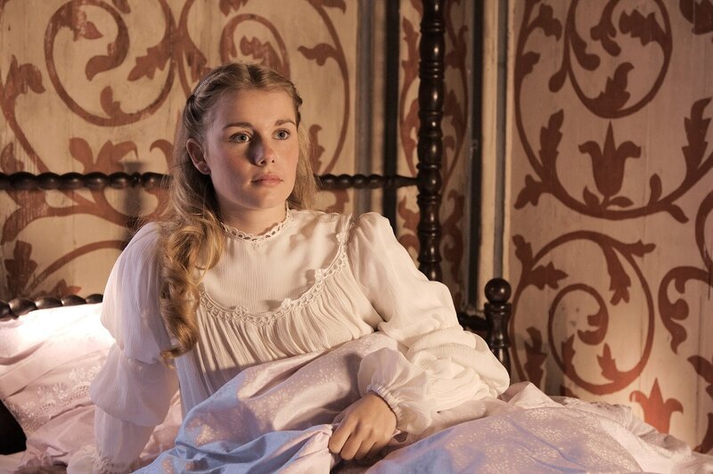 Rosa (Anna Hausburg) ist in freudiger Erwartung ihres 15. Geburtstages. – Bild: ZDF/​Christian Schneider