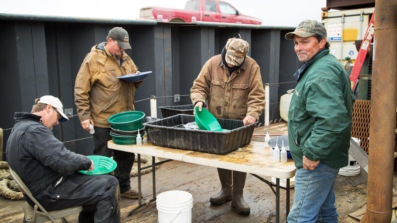 The „black light crew“ wants to dig a pit down under and use Jess’s Trench claim to penetrate deeper layers of the earth. – Bild: DMAX